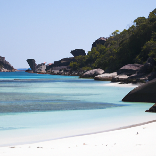 יופי בתולי של איי סימילאן עם מים כחולים צלולים וחופים חוליים לבנים