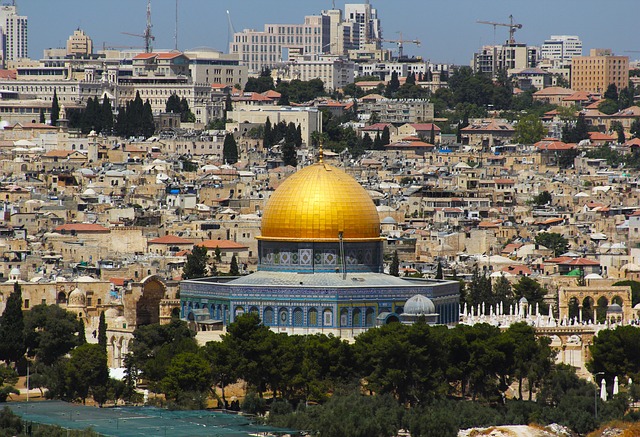 כיבוד משפחה וחברים בטקס ברית מילה בירושלים